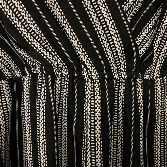 flowy patterned jumpsuit 〰️ - Picture 2 of 3